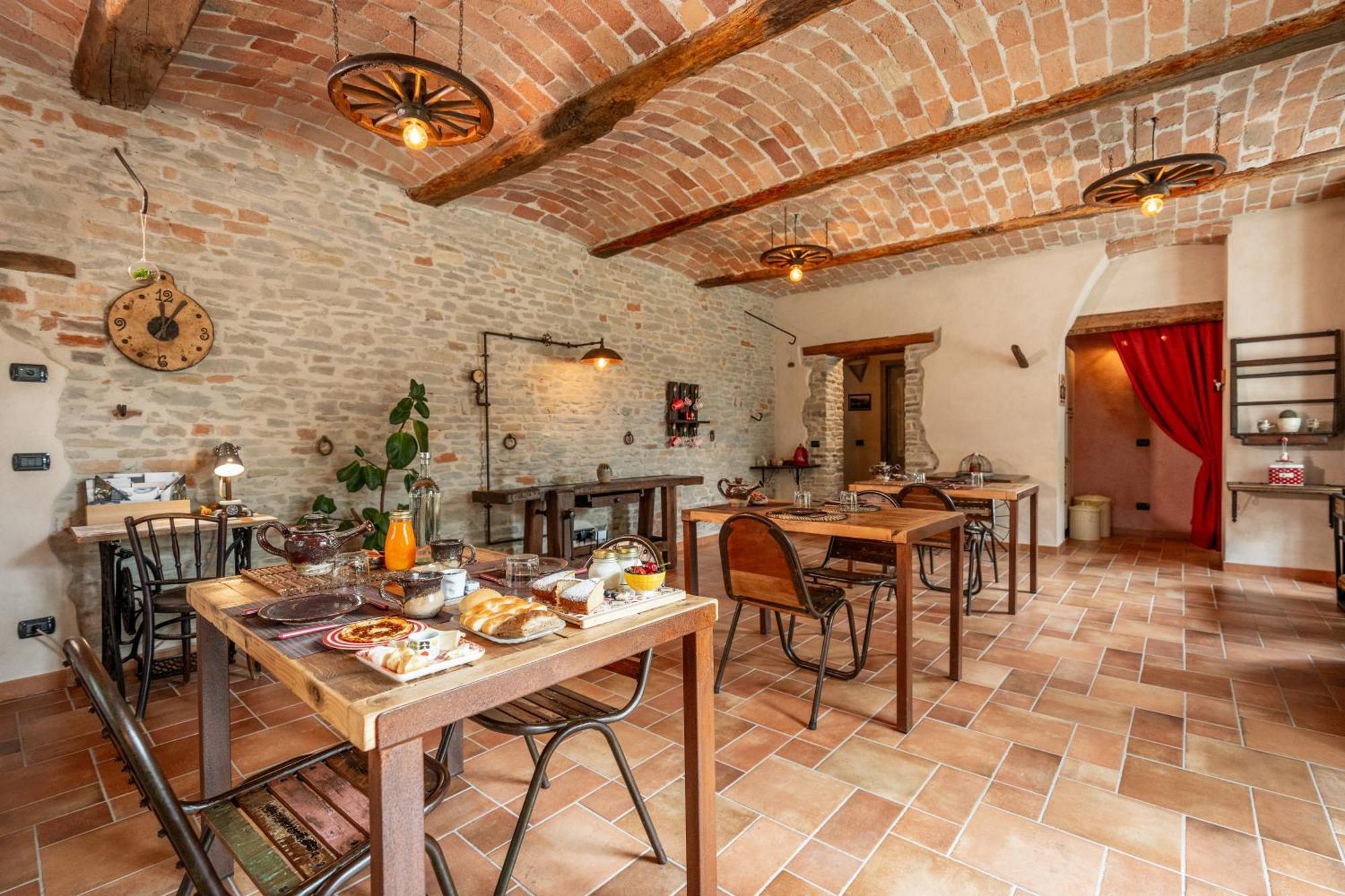 Gilda E I Suoi Amici Bed and Breakfast Neive Buitenkant foto